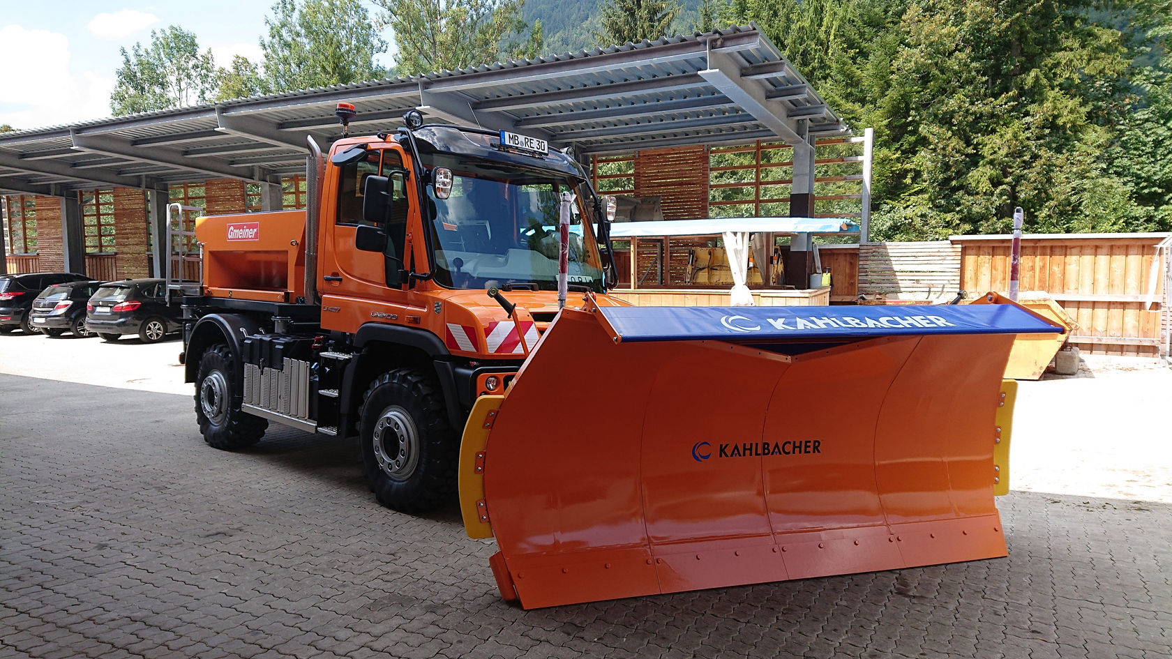 Unimog mit Schneepflug