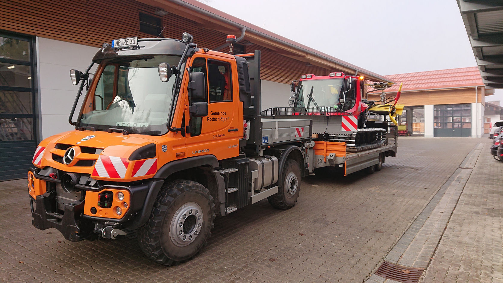 Kommunal Unimog zieht Anhänger