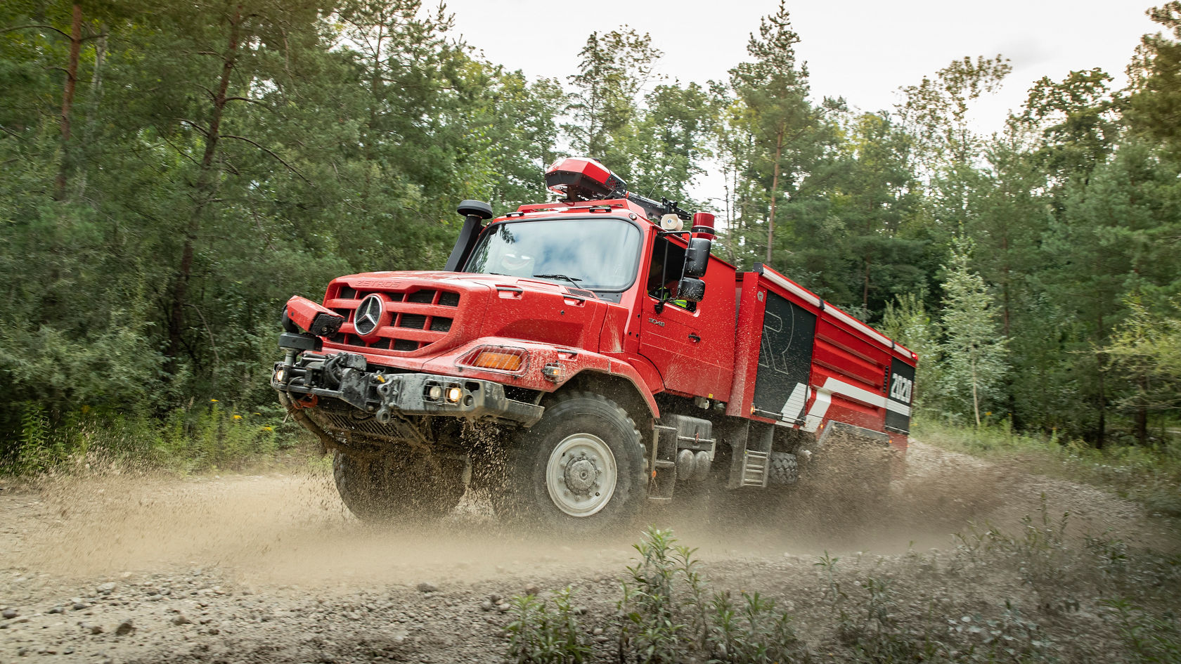 Feuerwehr Zetros fährt durch matschiges Gelände