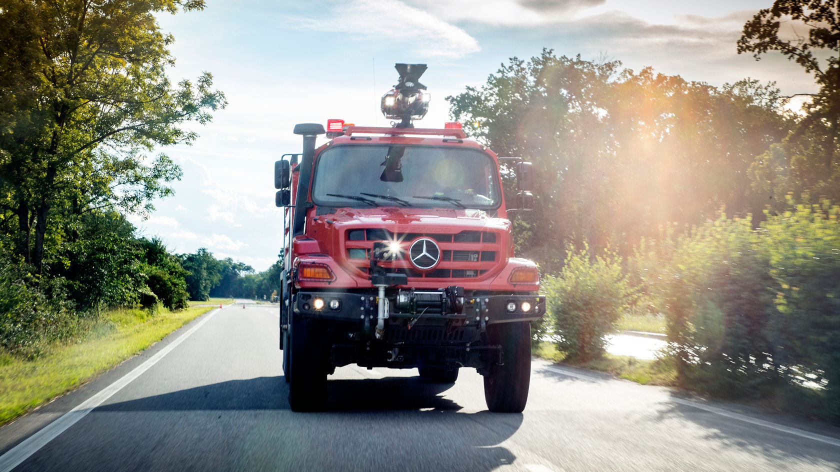Feuerwehr Zetros fährt auf der Straße