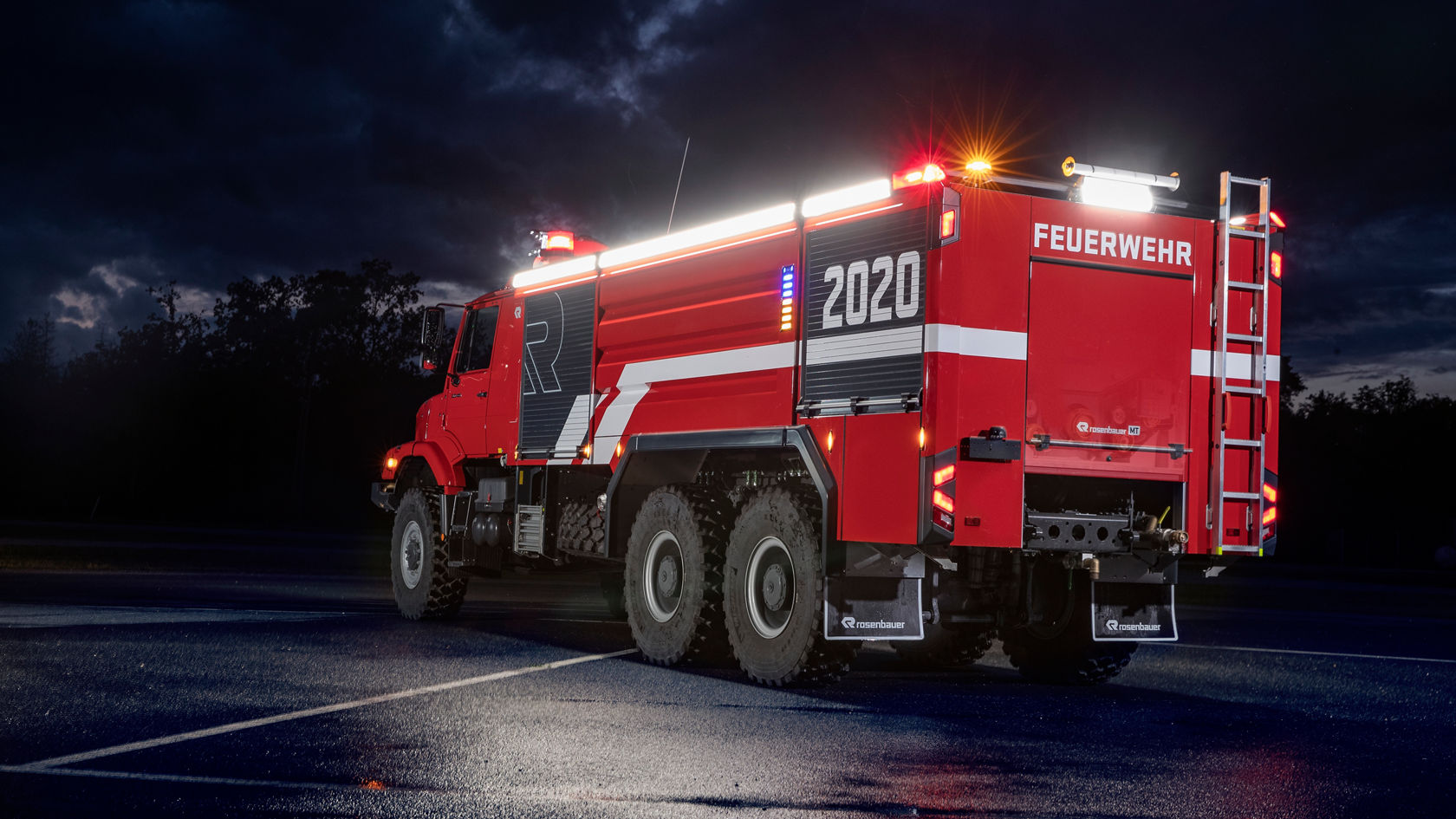 Feuerwehr Zetros bei Nacht von hinten