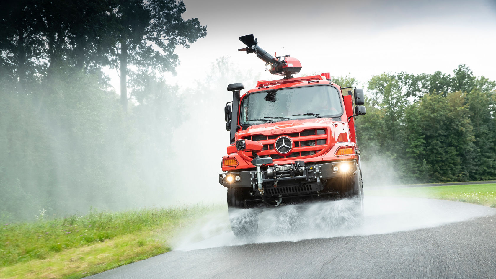 Feuerwehr Zetros mit Wasserauswerfern