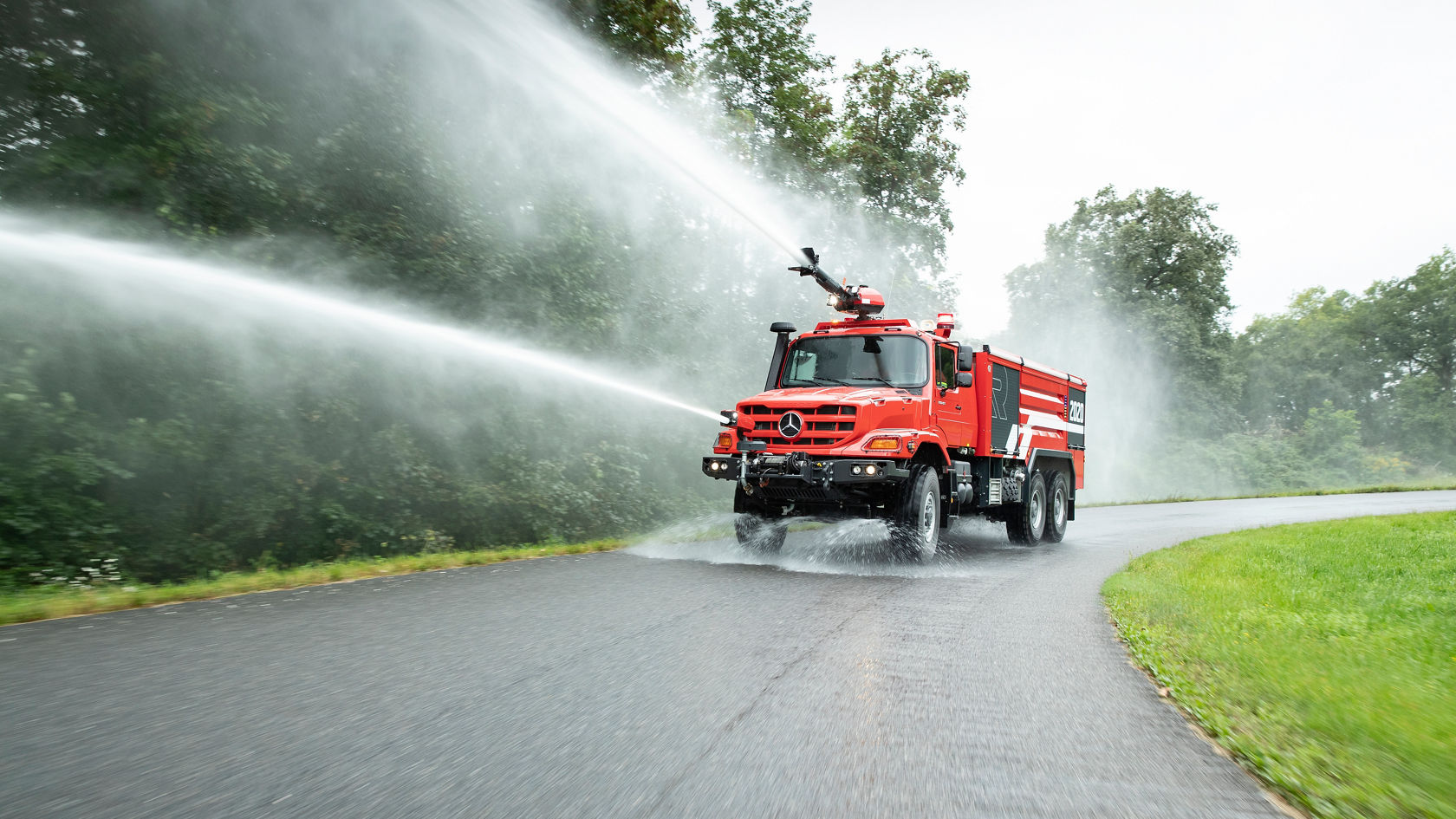 Feuerwehr Zetros mit Wasserauswerfern