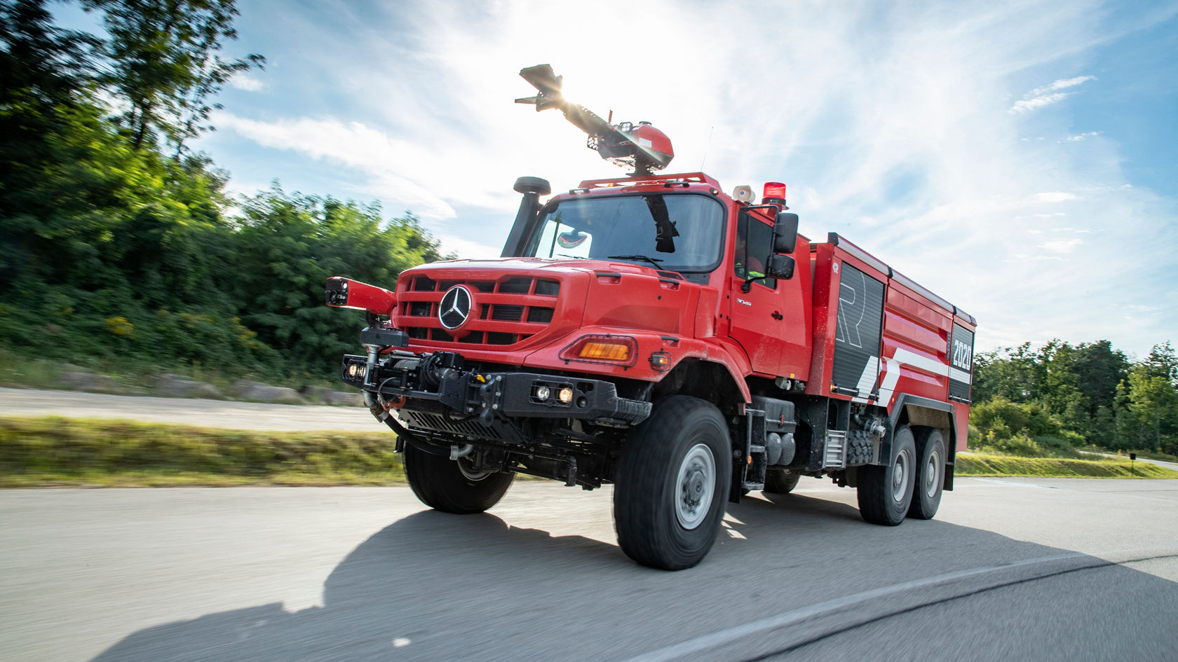Roter Feuerwehr Zetros fährt auf der Straße