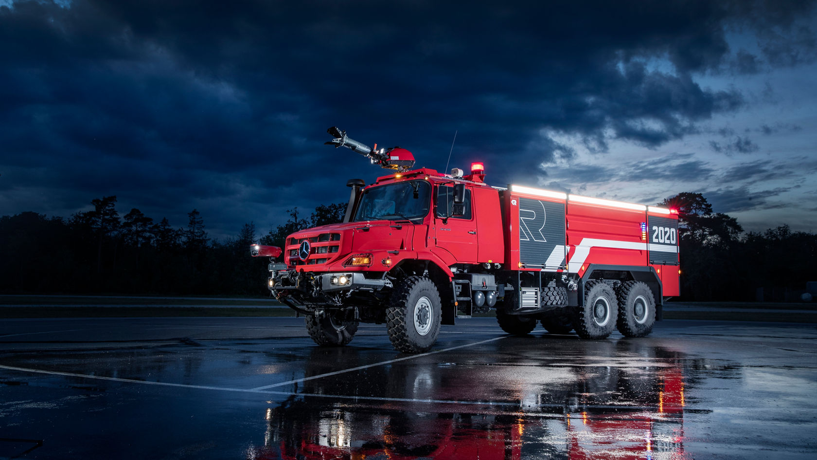 Feuerwehr Zetros bei Nacht von vorne