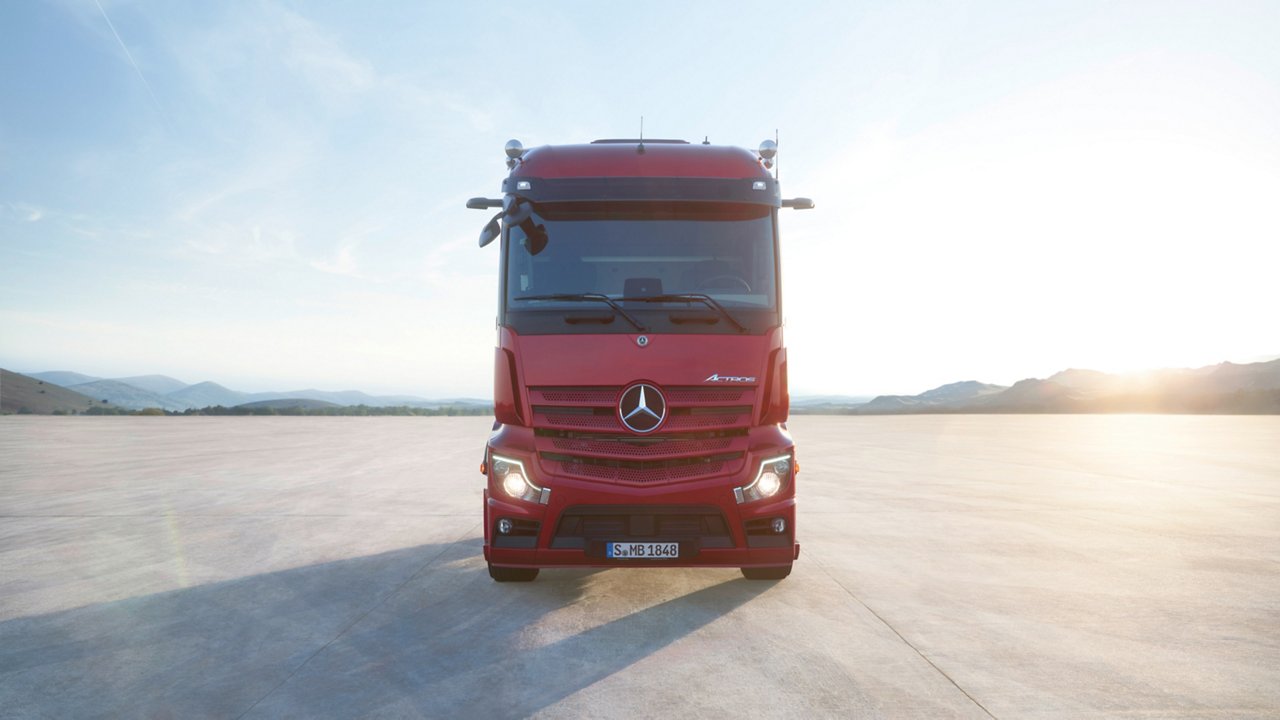Ein Actros auf einer weiten Ebene