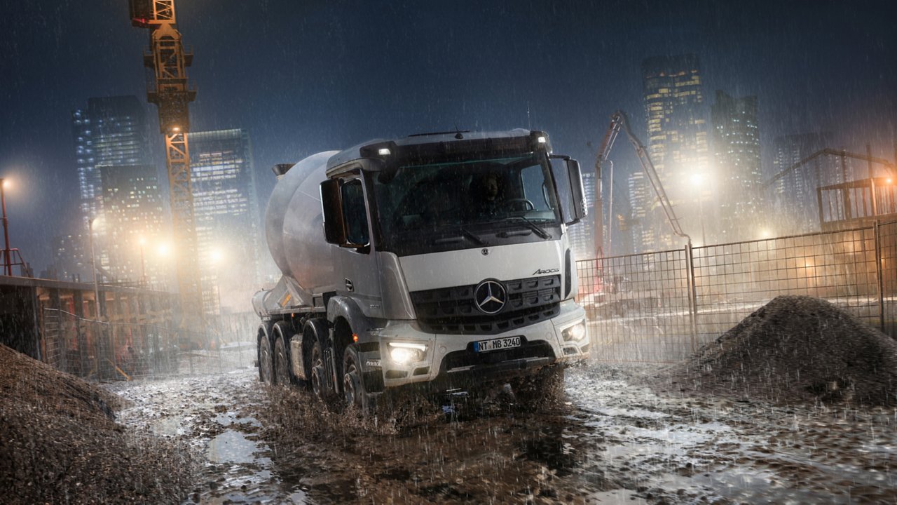 Ein Arocs bei Nacht auf einer Baustelle