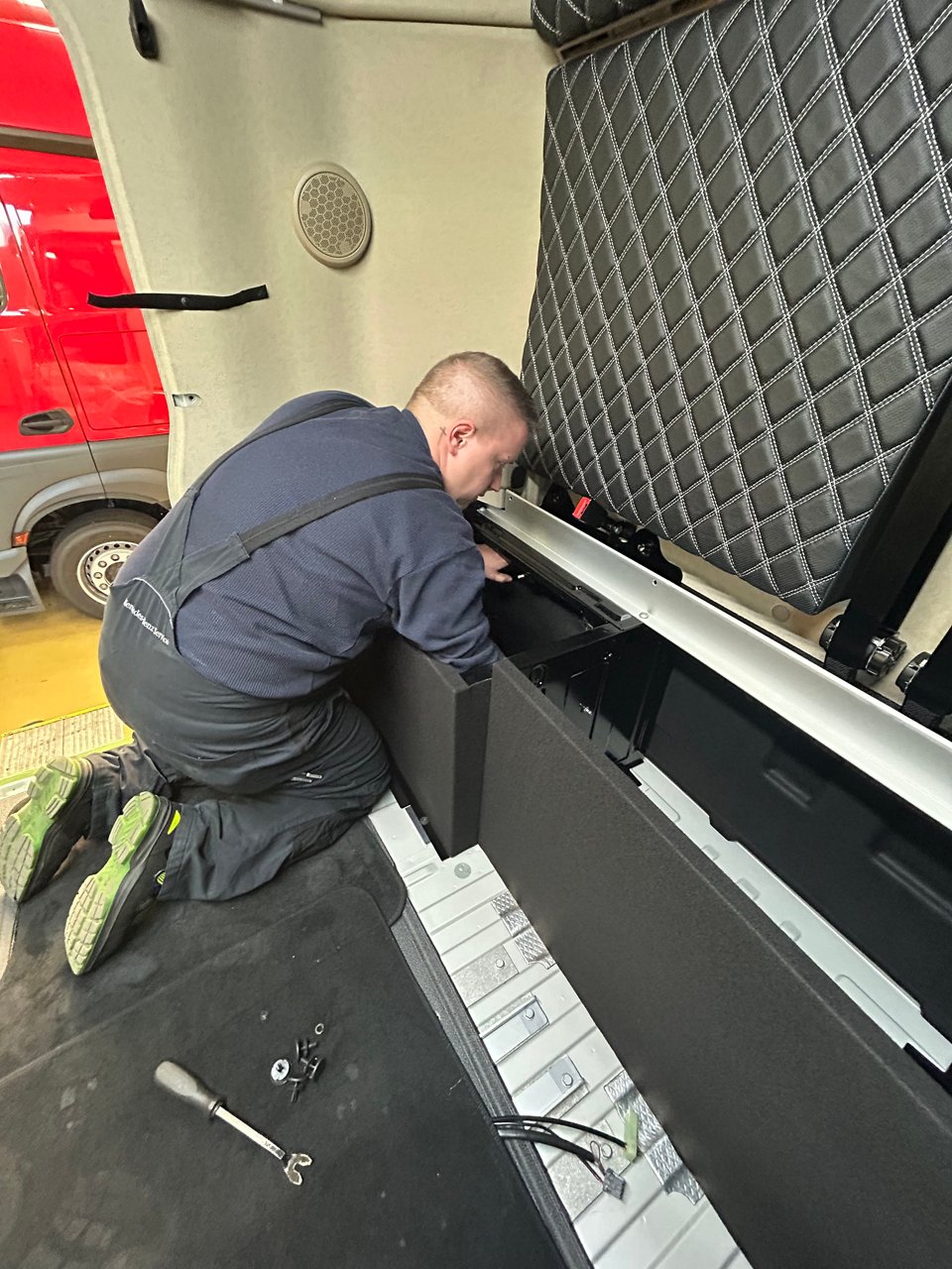 Zum Lkw-Führerschein im neuen Actros-Flaggschiff