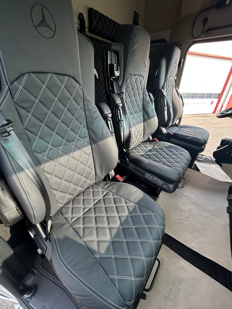 Zum Lkw-Führerschein im neuen Actros-Flaggschiff
