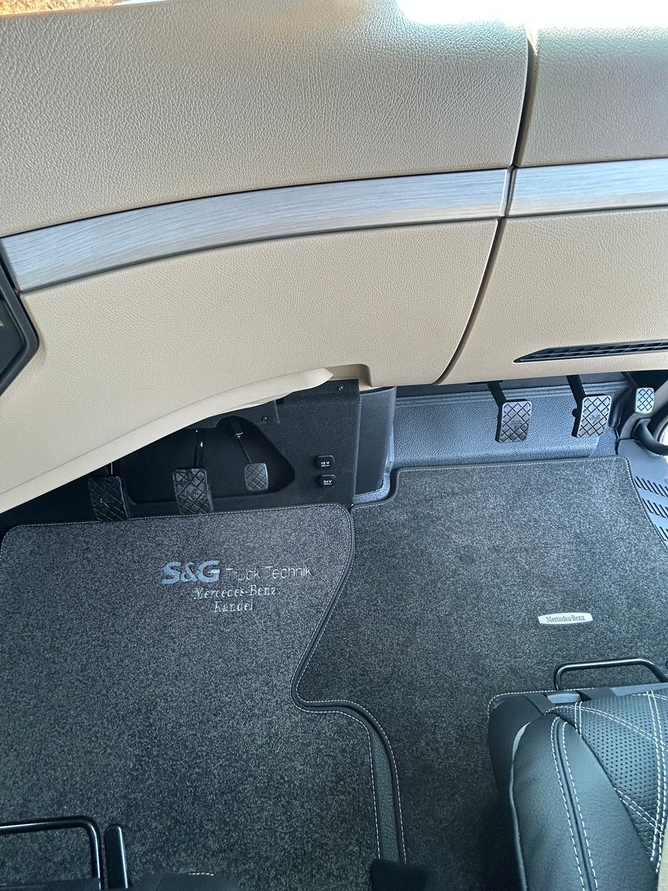Zum Lkw-Führerschein im neuen Actros-Flaggschiff