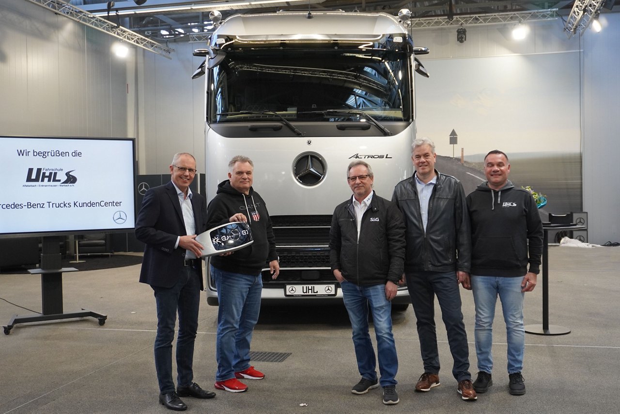 Zum Lkw-Führerschein im neuen Actros-Flaggschiff