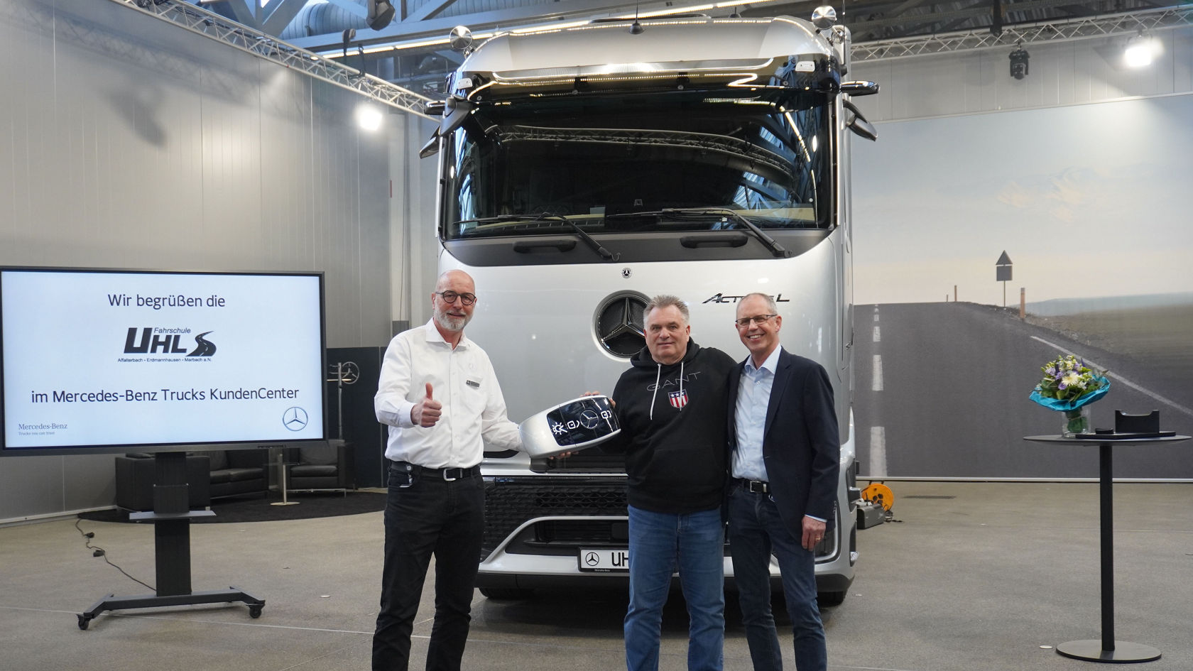 Zum Lkw-Führerschein im neuen Actros-Flaggschiff