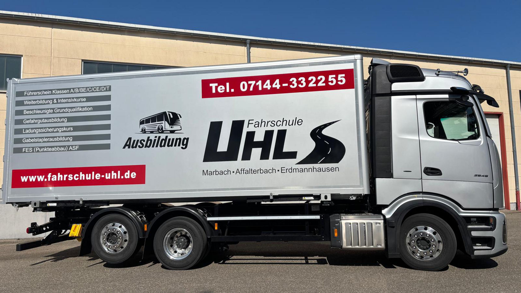 Zum Lkw-Führerschein im neuen Actros-Flaggschiff