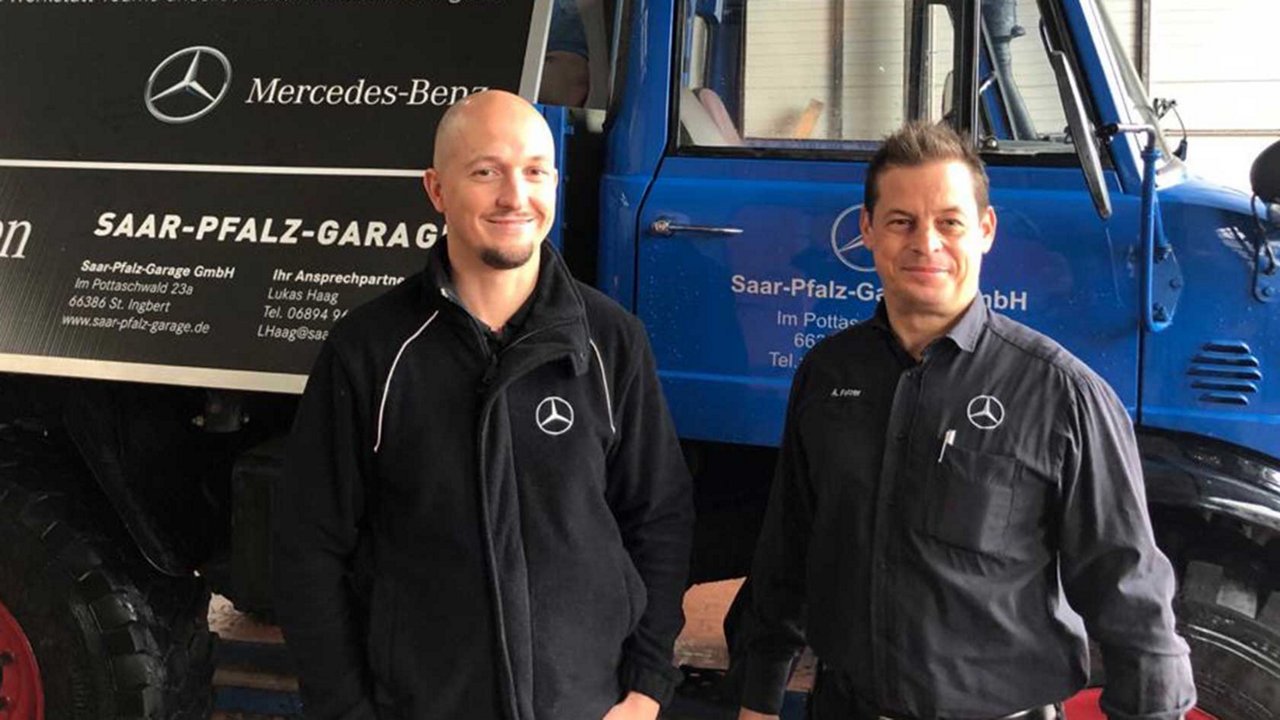 Männer stehen vor einem Lkw