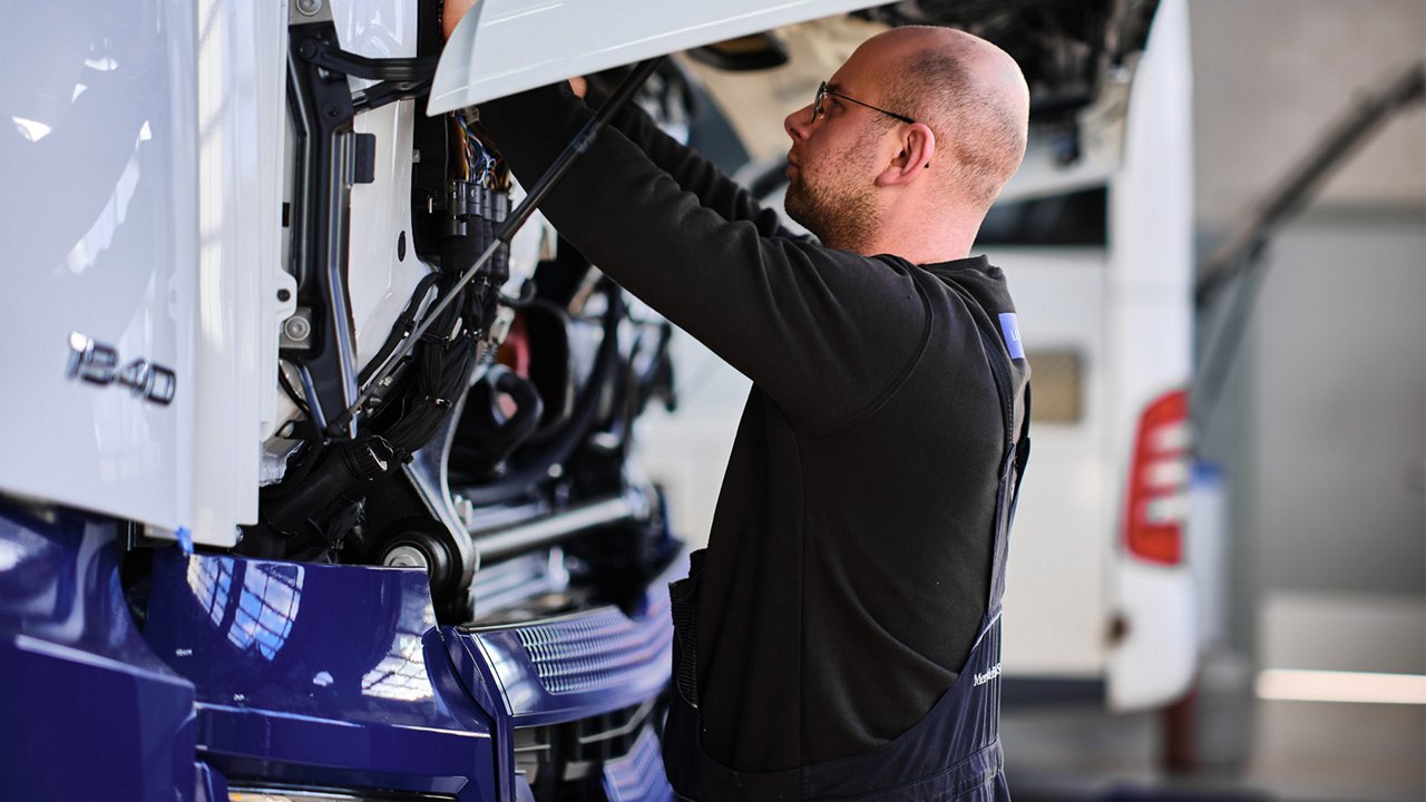 Hier is een specialist van Louwman voor Mercedes trucks aan het werk op de werkplaats