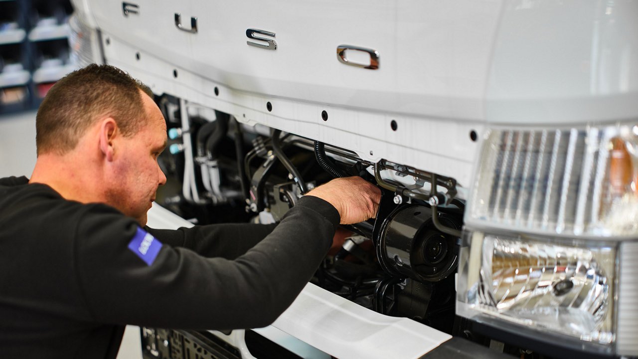 Een specialist is op de werkplaats aan het werk met een Fuso