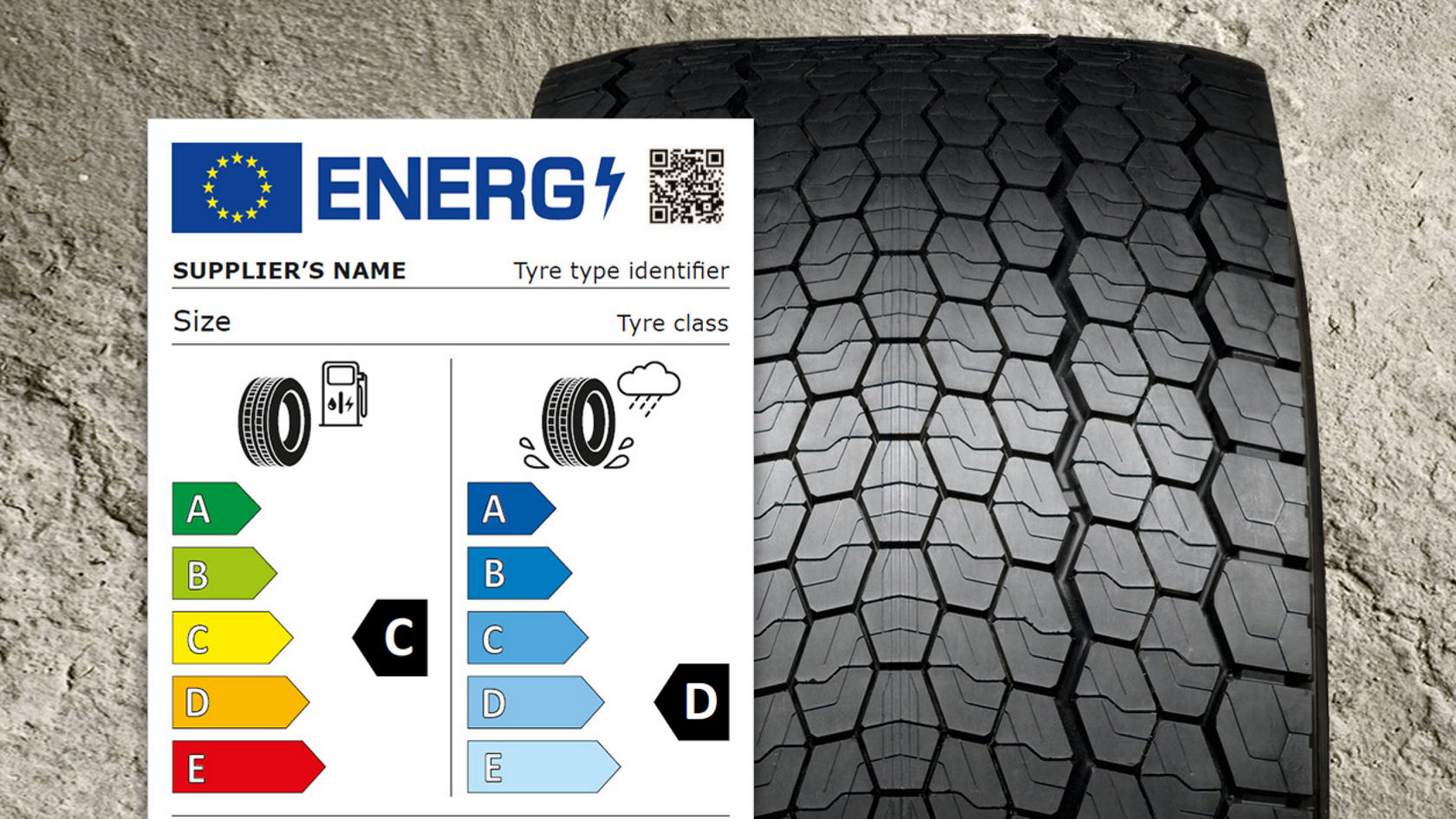 The image shows part of a large truck tyre with a rough tread against a concrete background. On the left, you can see the EU tyre label, which rates the tyre’s energy efficiency with C and its wet grip with D. In addition, information on rolling noise, snow grip and a reference number (2020/740) are shown. A QR code is also available.