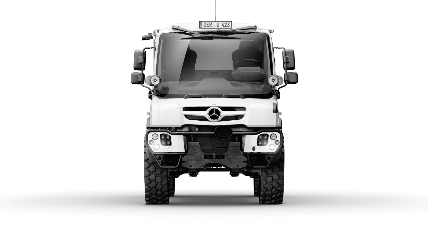 Zwart-wit vooraanzicht van een Unimog. De vrachtwagen staat op een witte achtergrond.