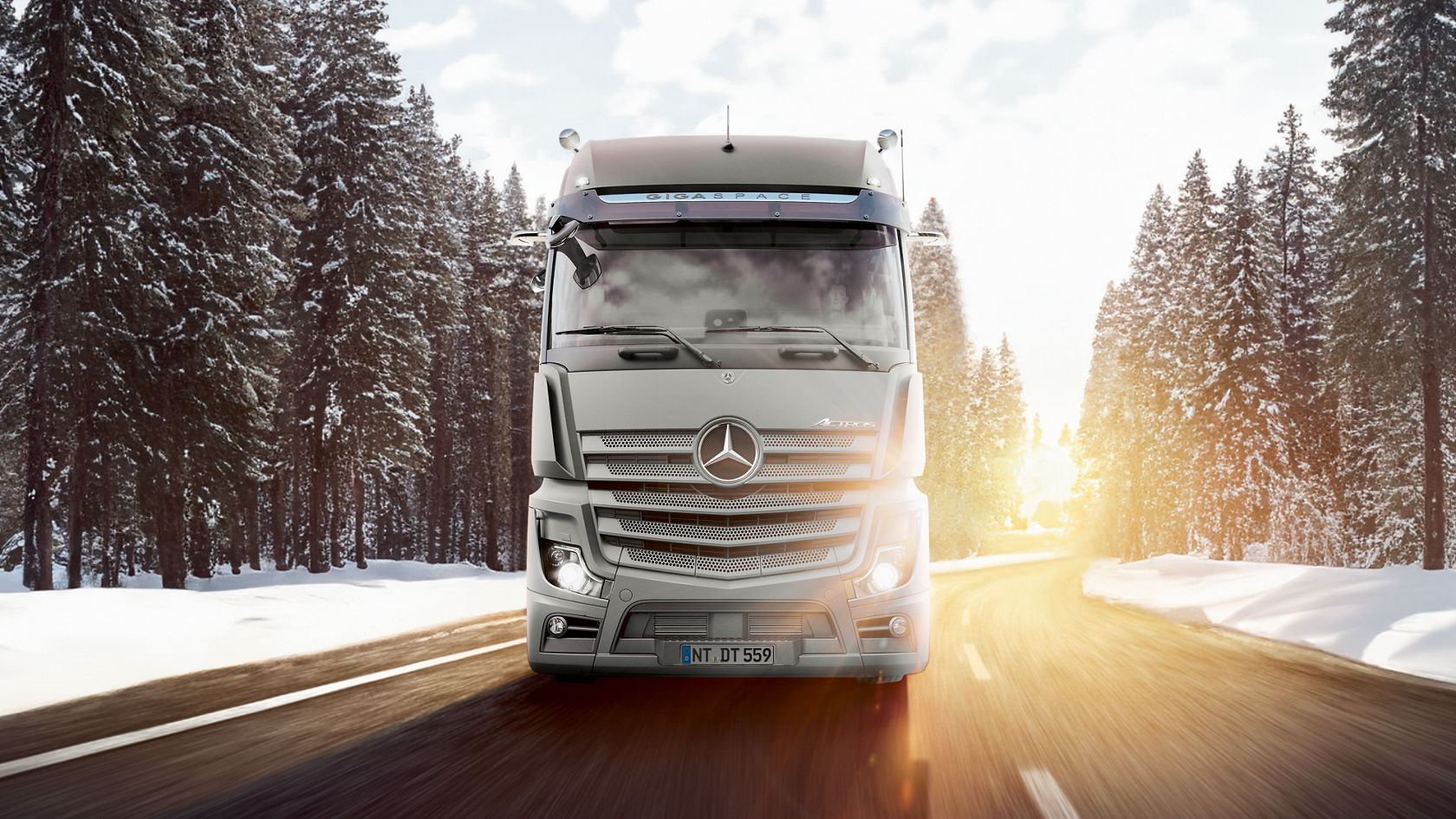 Mann arbeitet an dem Motor eines Mercedes-Benz Trucks