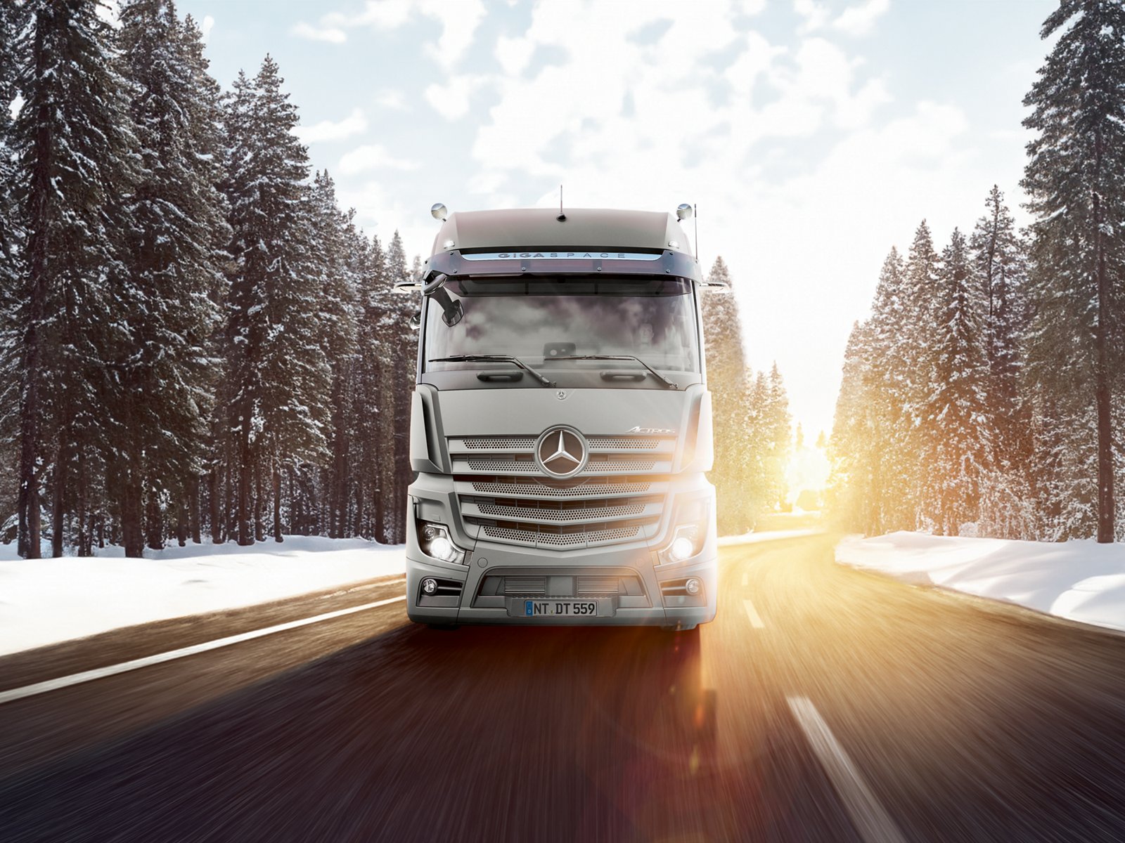 Camião Mercedes-Benz a circular numa estrada com neve