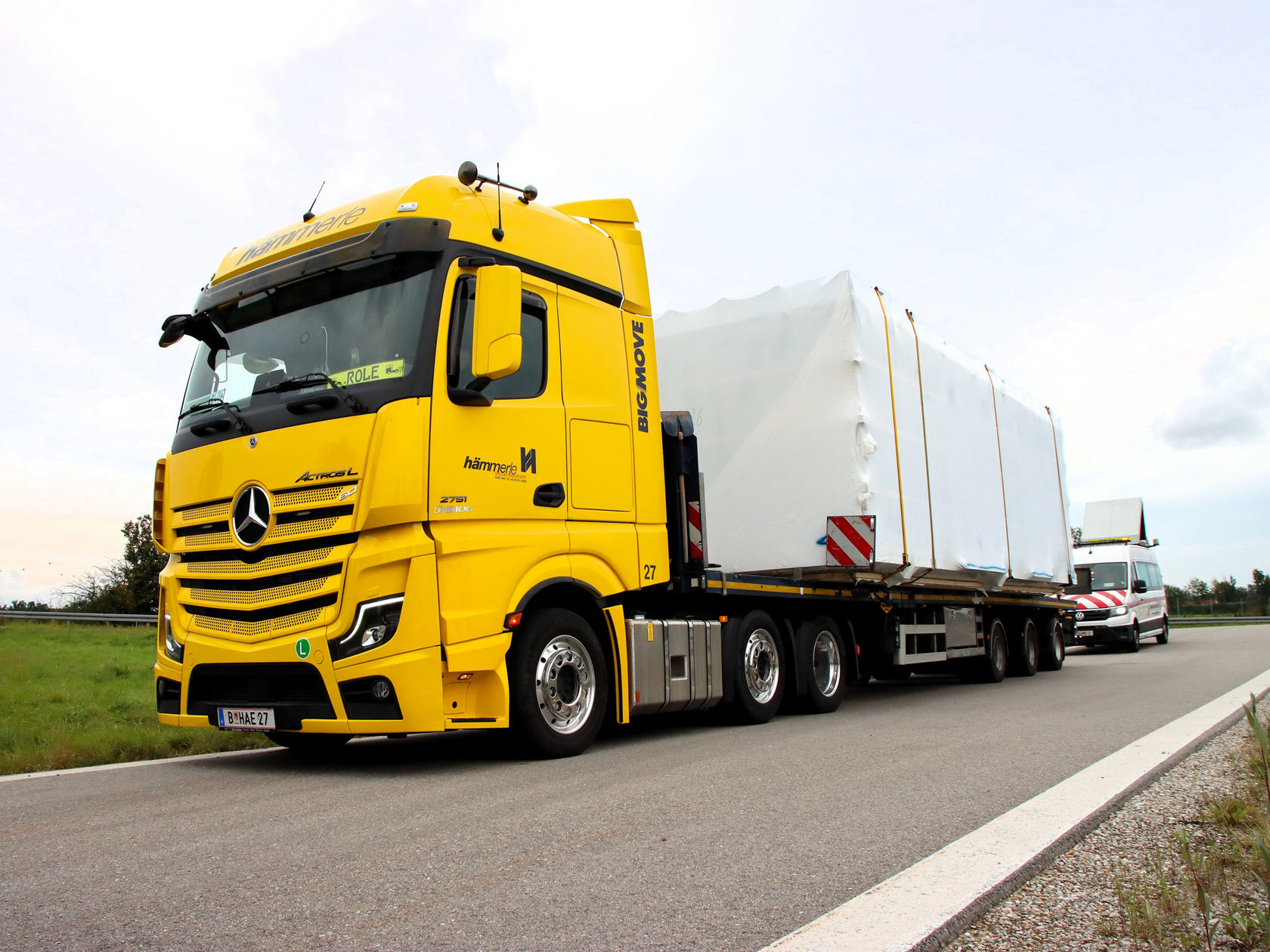Der gelbe Actros L unterwegs auf der Autobahn