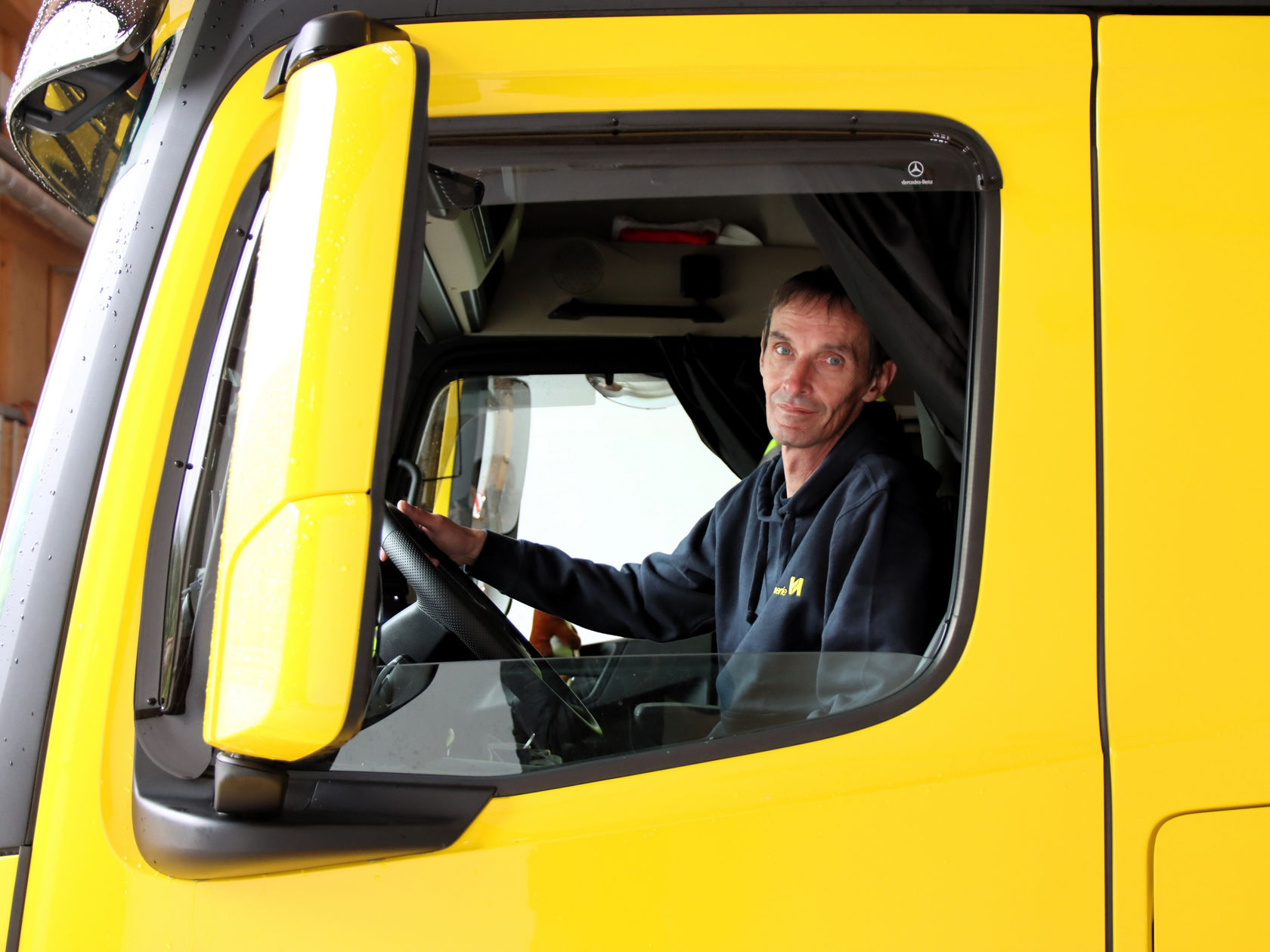 Roland in seinem gelben Actros L