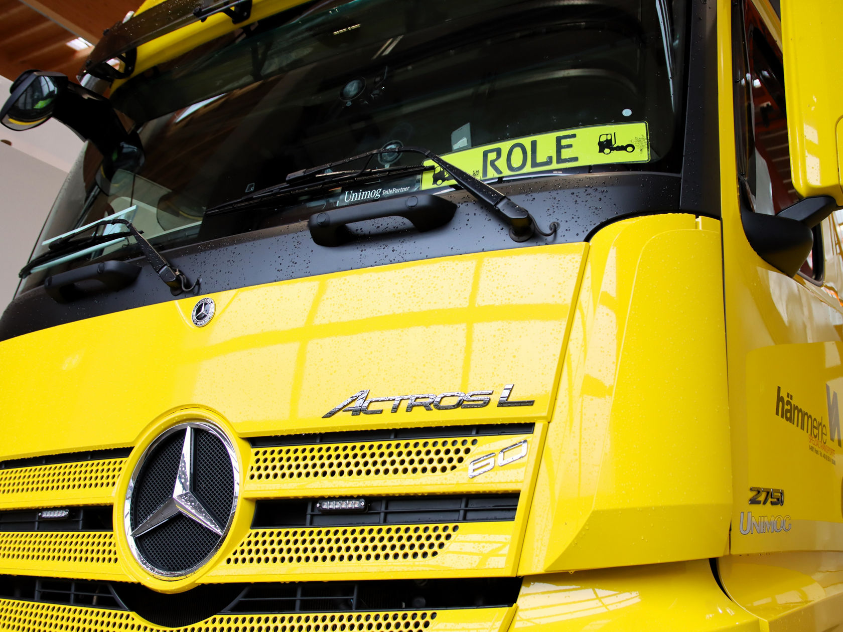 Frontansicht des gelben Actros L