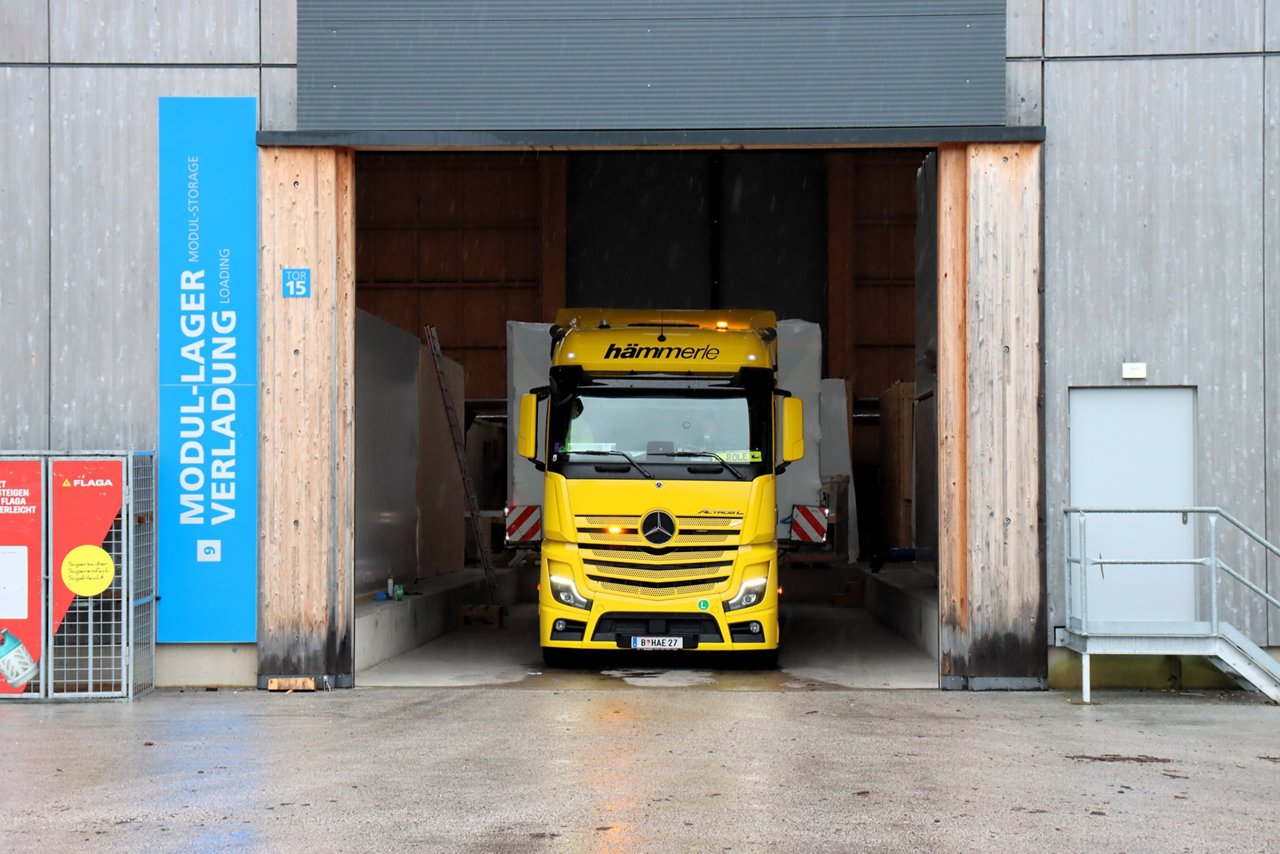 Der gelbe Actros L verlässt die Halle.