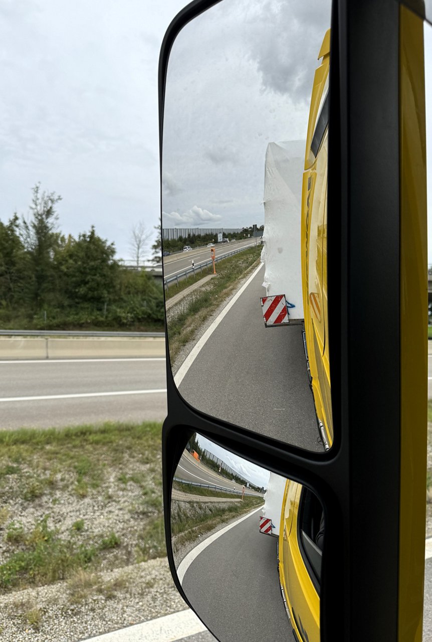 Blick in den Rückspiegel auf der Autobahn.