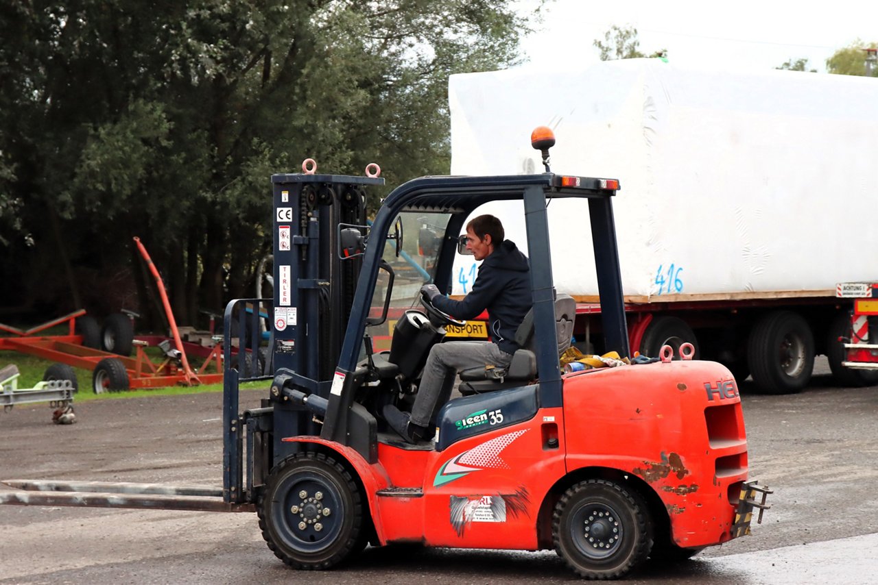 Roland im roten Gabelstapler