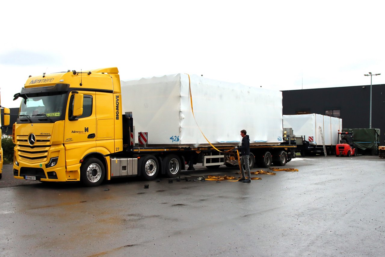 Roland beim Entladen des gelben Actros L