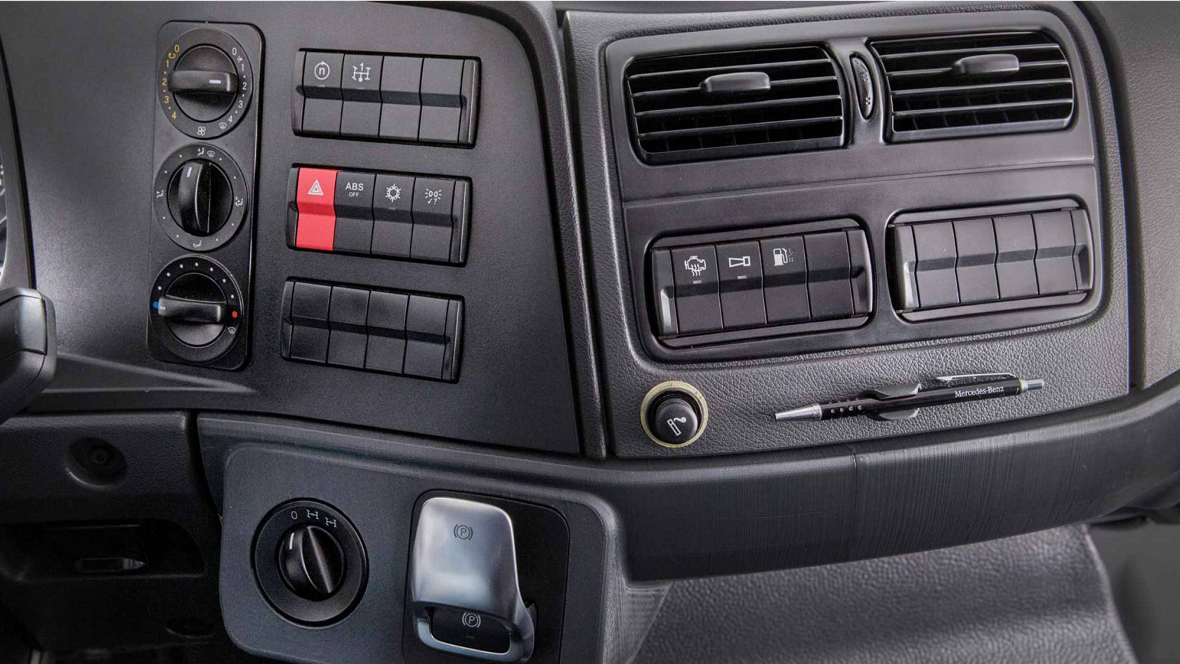 Detailed view of ergonomically arranged controls. Among other things, the start/stop button can be seen.