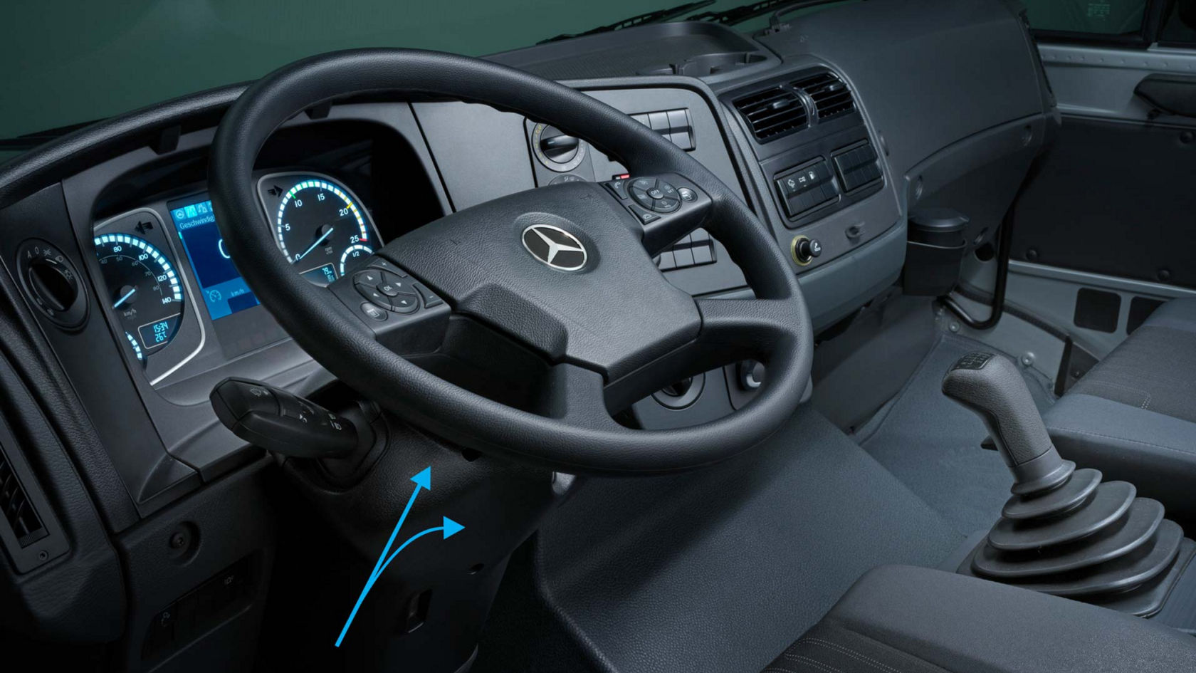 Close-up with visible steering wheel. The height- and tilt-adjustable steering column is marked with two blue arrows.
