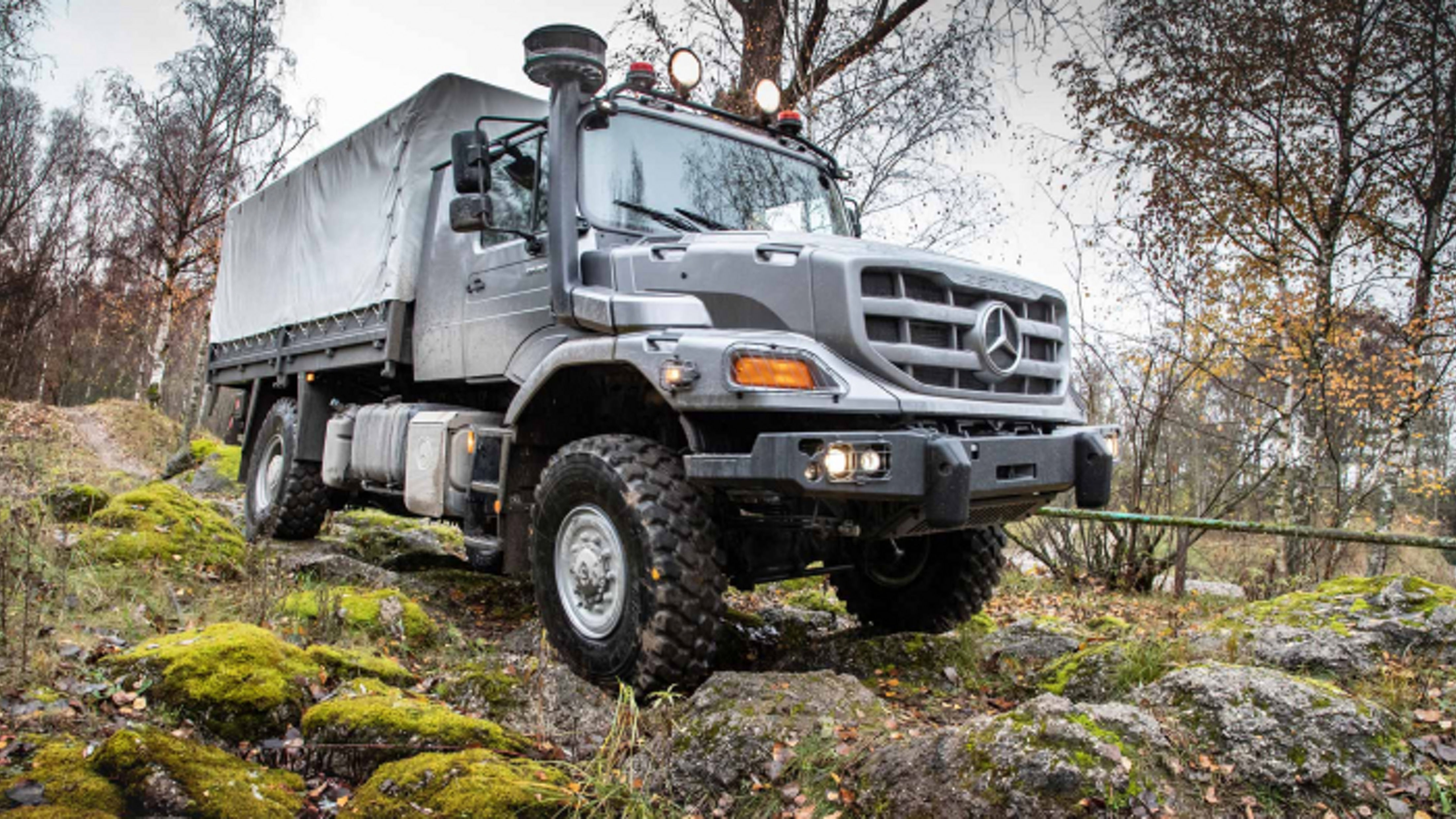 3546 Mercedes-Benz Zetros ロールオフスキップ Siku Mercedes-Benz Zetros with Roll-off Skip | Owls Hollow